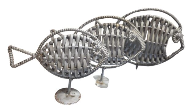 Trio de esculturas de peixes artesanais de metal