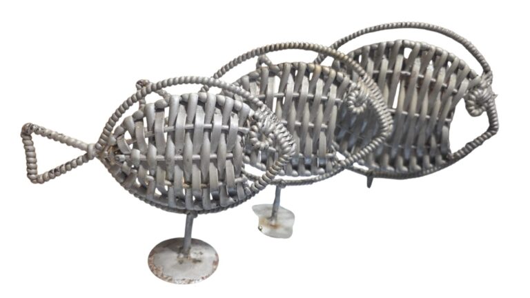 Trio de esculturas de peixes artesanais de metal