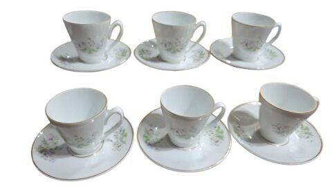 Xícaras de café com pires porcelana Real, motivos florais e filetes de ouro.(valor unitário)