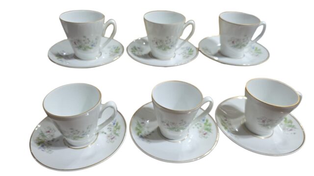 Xícaras de café com pires porcelana Real, motivos florais e filetes de ouro.(valor unitário)