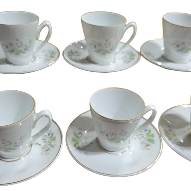 Xícaras de café com pires porcelana Real, motivos florais e filetes de ouro.(valor unitário)
