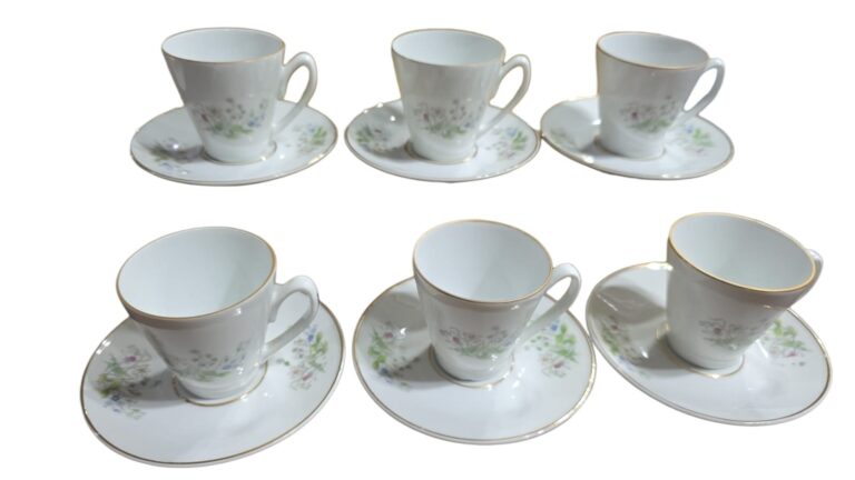 Xícaras de café com pires porcelana Real, motivos florais e filetes de ouro.(valor unitário)
