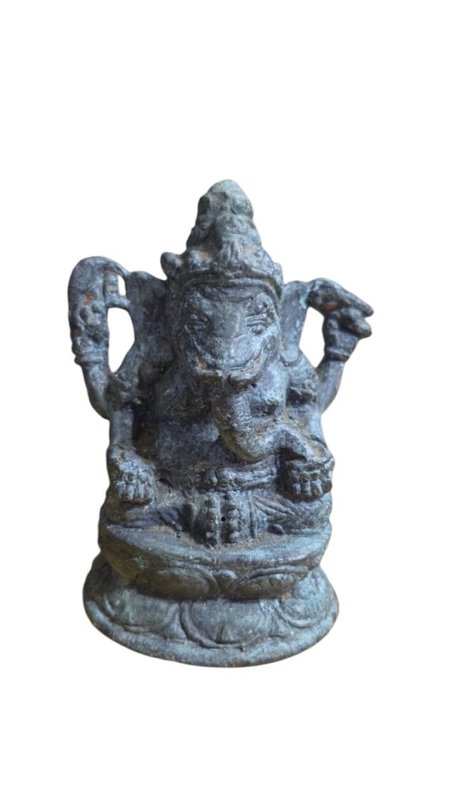 Antiga escultura oriental em metal