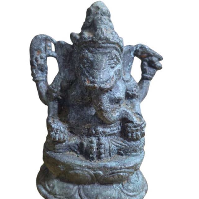 Antiga escultura oriental em metal