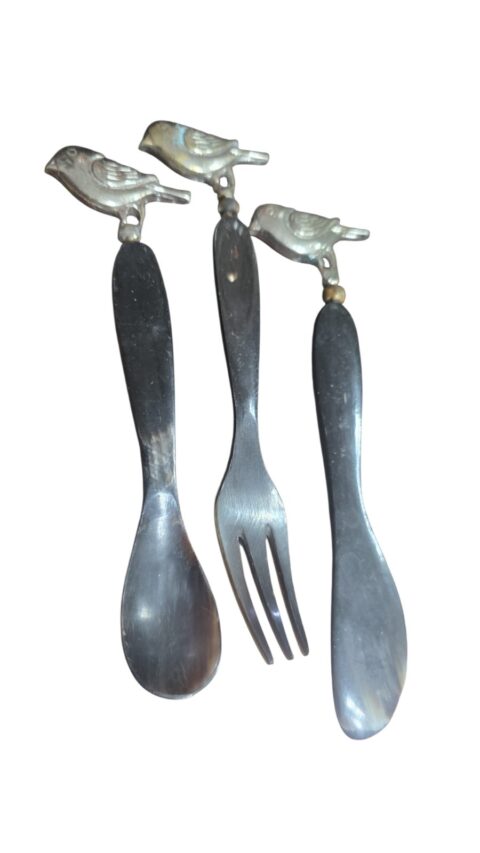 Trio de antigos talheres de chifre ornamentadas com pássaro no topo