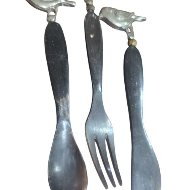 Trio de antigos talheres de chifre ornamentadas com pássaro no topo