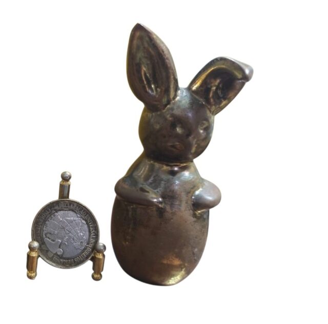 Antiga e bela escultura de metal representando um coelho