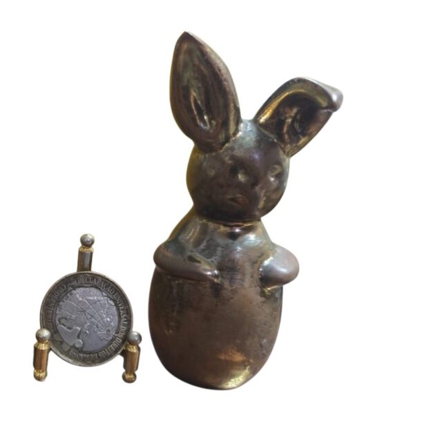 Antiga e bela escultura de metal representando um coelho