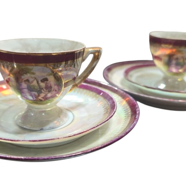 Trio de café em faiança nacarada alemã Alpete, cena mitológica e dourações (valor unitário)