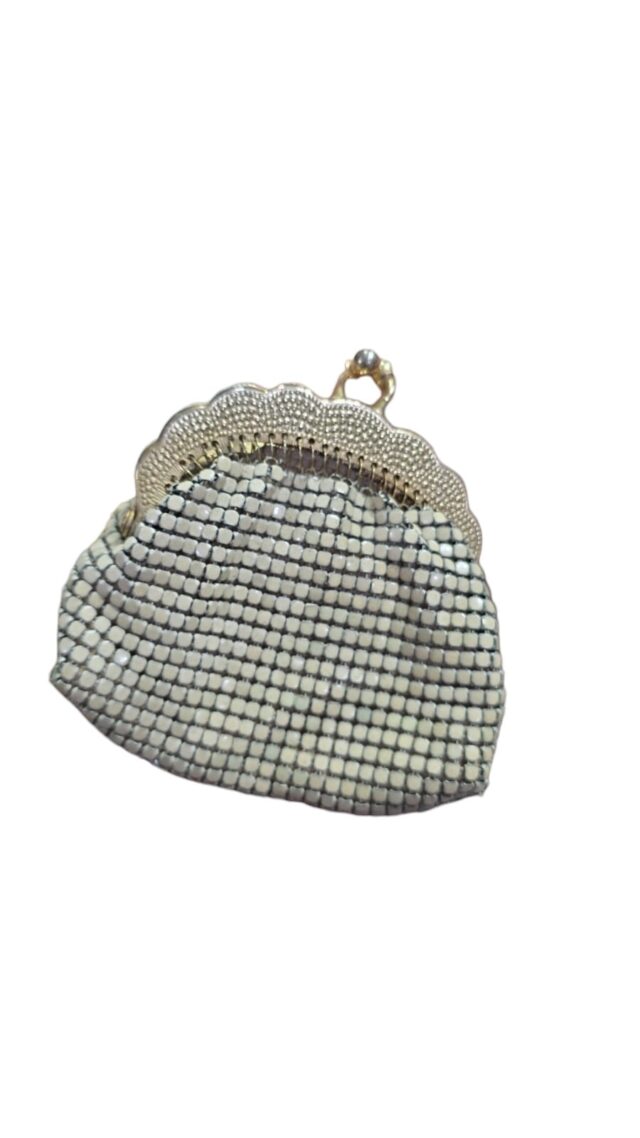 Bolsinha vintage com malha de metal esmaltado