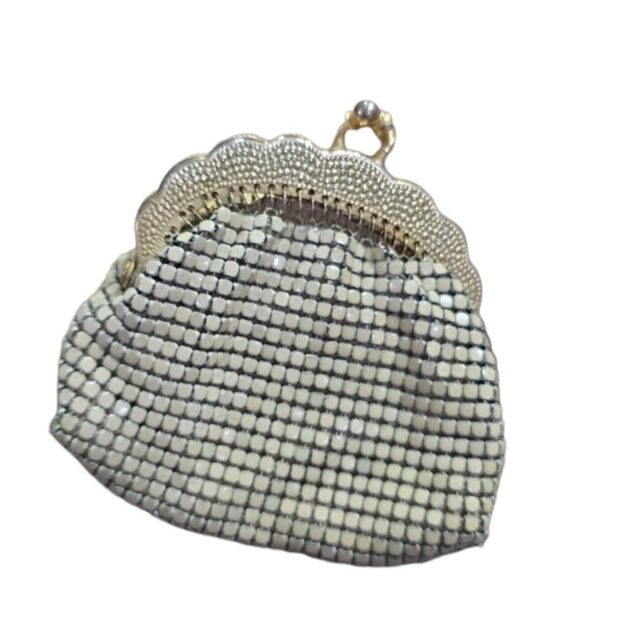 Bolsinha vintage com malha de metal esmaltado
