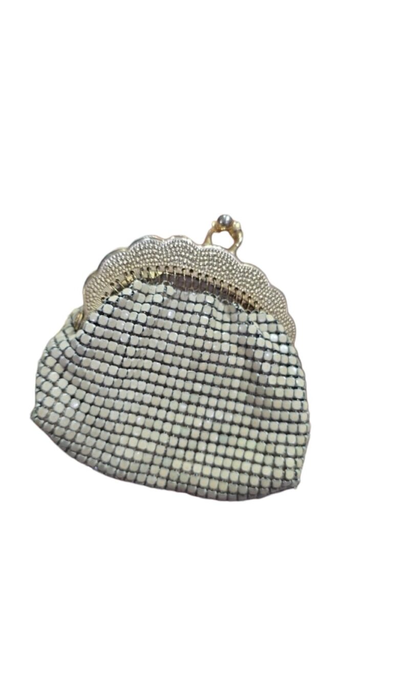 Bolsinha vintage com malha de metal esmaltado