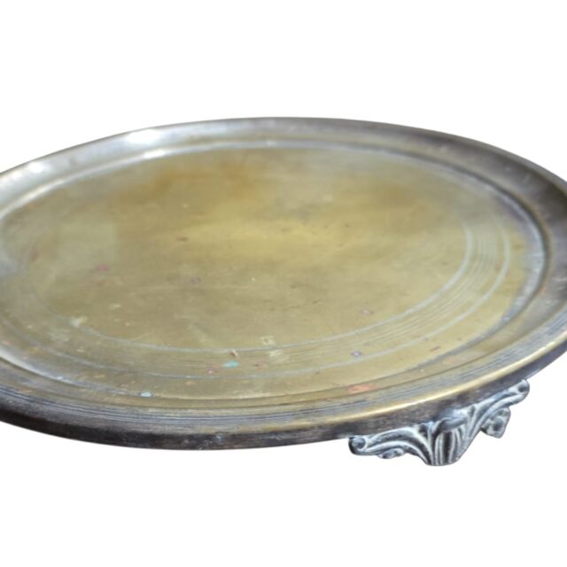 Antiga salva com patas de leão