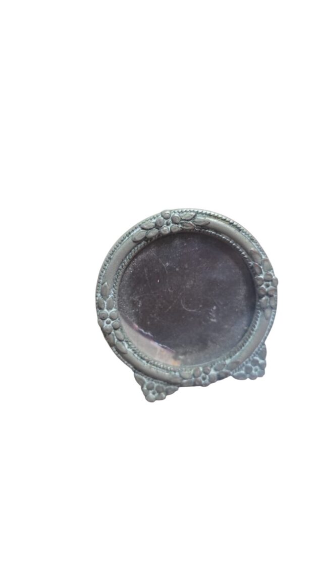 Pequeno e antigo porta retrato camafeu ornamentado com arte vegetalista