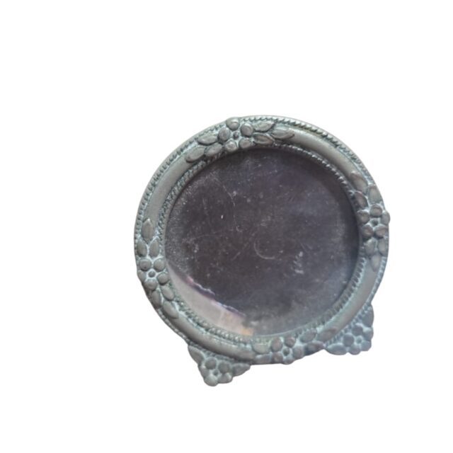 Pequeno e antigo porta retrato camafeu ornamentado com arte vegetalista