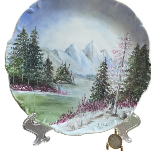 Antiga porcelana pintada a mão, assinada e datada, belíssima arte