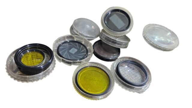 Lote com diversos filtros de lente de câmera fotográfica