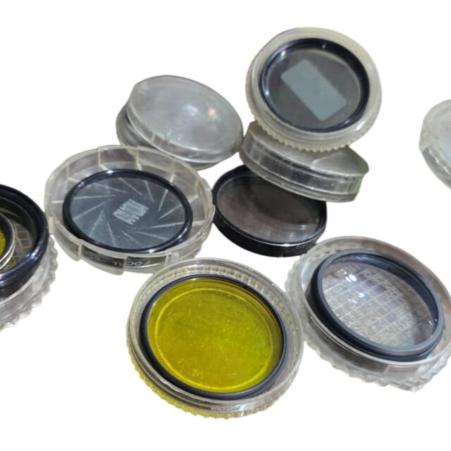 Lote com diversos filtros de lente de câmera fotográfica