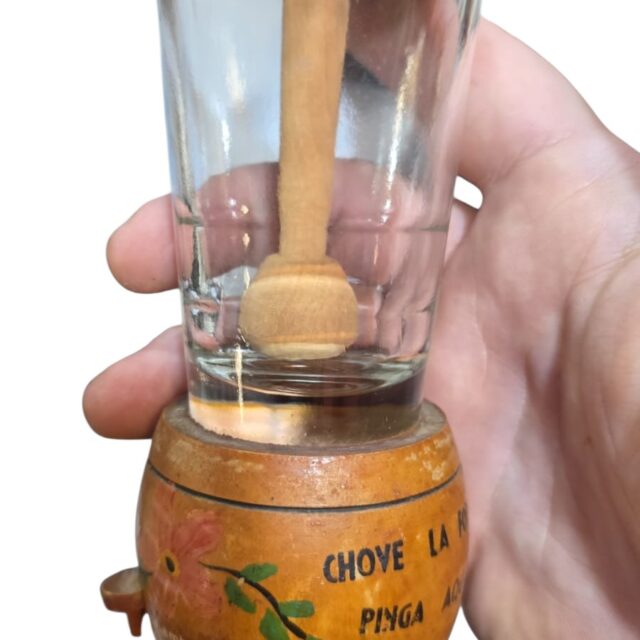 Coqueteleira artesanal de madeira e vidro