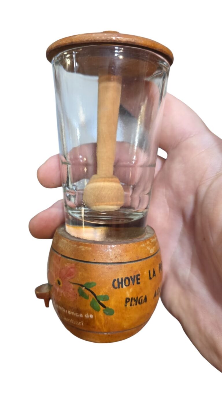 Coqueteleira artesanal de madeira e vidro
