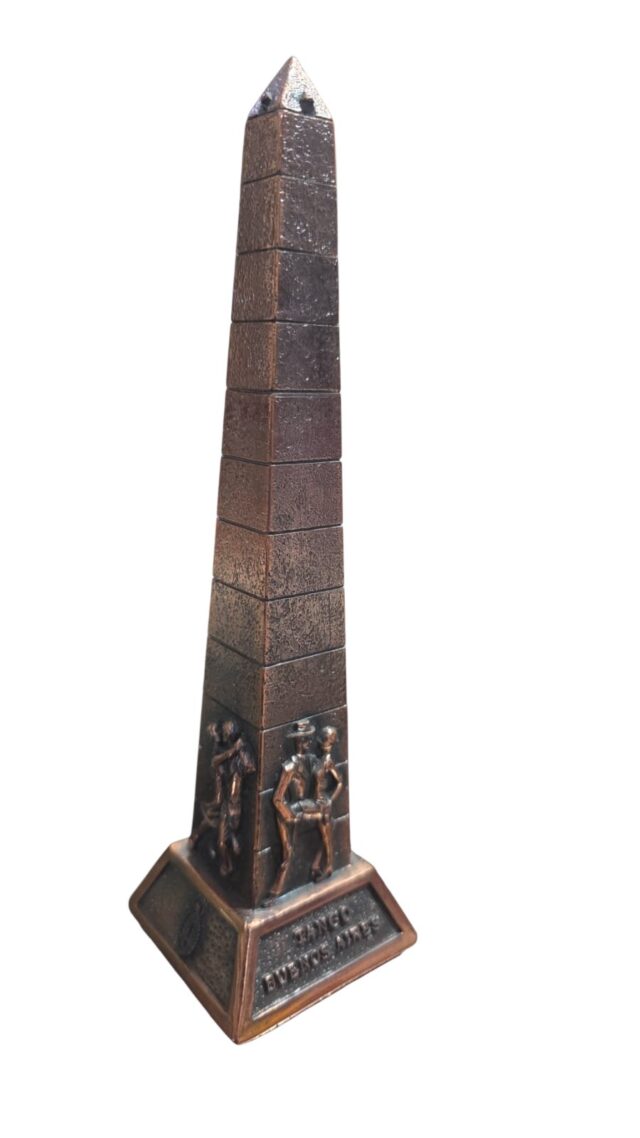 Obelisco de metal ao Tango argentino