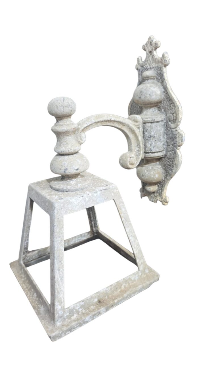 Antiga arandela rústica de ferro