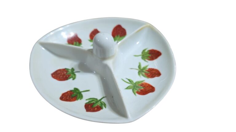 Antiga petisqueira de porcelana com arte de Morangos