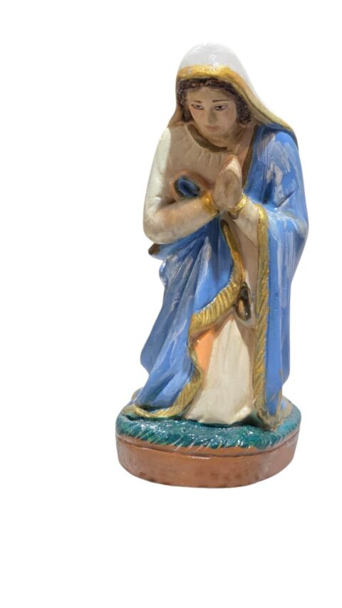 Nossa Senhora, feita de gesso resinado, possui pintura manual