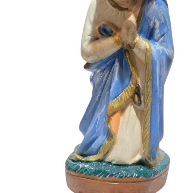 Nossa Senhora, feita de gesso resinado, possui pintura manual