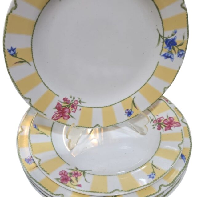 Pratos de sobremesa em porcelana, motivos florais. (valor unitário)