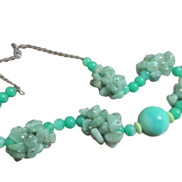 Elegante e antigo colar vintage com contas de pedrarias verdes