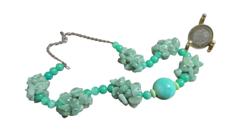 Elegante e antigo colar vintage com contas de pedrarias verdes