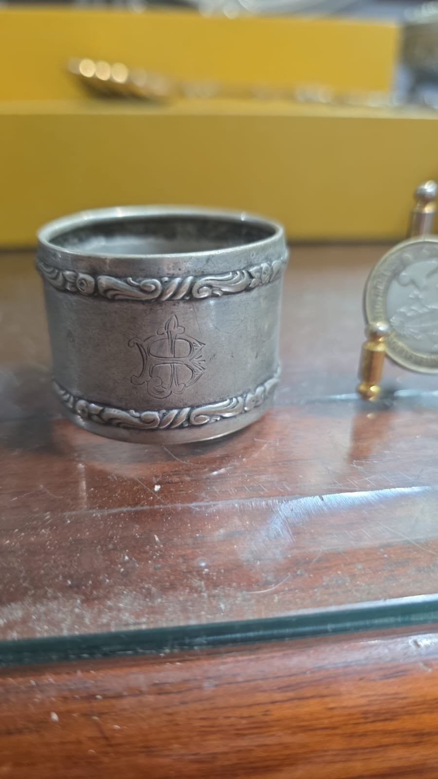 Antigo porta guardanapo em prata de lei ricamente ornamentado com belíssima arte em relevos e monogramado - Imagem 2