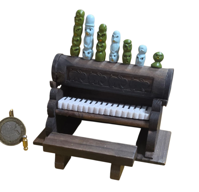 Piano de madeira, ricamente entalhado