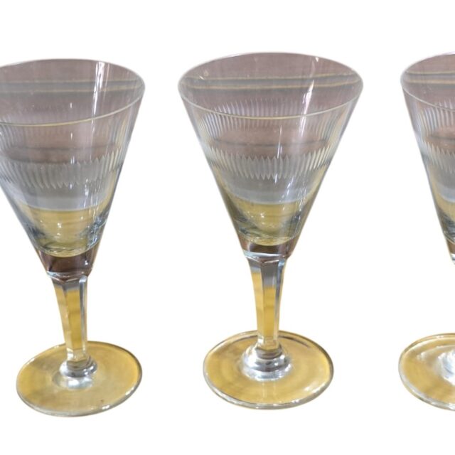 Linda taça em cristal lapidado com tonalidade azul turquesa e haste facetada. (valor unitário)