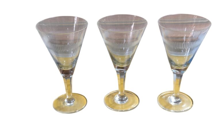 Linda taça em cristal lapidado com tonalidade azul turquesa e haste facetada. (valor unitário)
