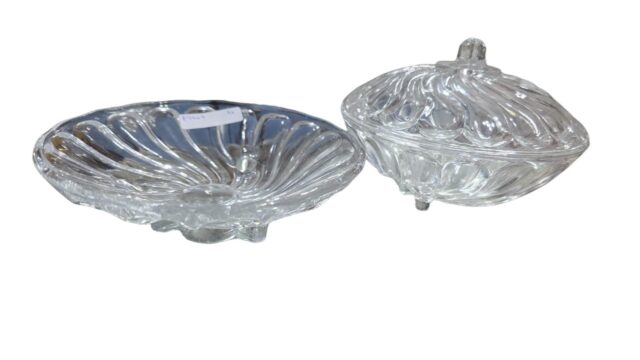 Conjunto de cristal composto por bomboniere e centro de mesa trípode