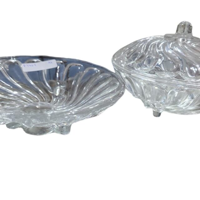 Conjunto de cristal composto por bomboniere e centro de mesa trípode
