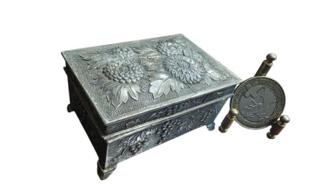 Antigo porta joia ornamentado com belíssima arte em relevos
