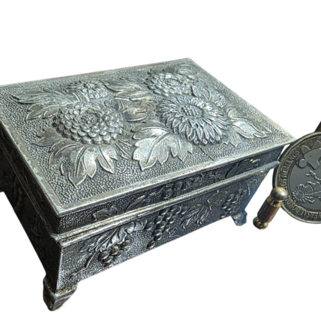 Antigo porta joia ornamentado com belíssima arte em relevos