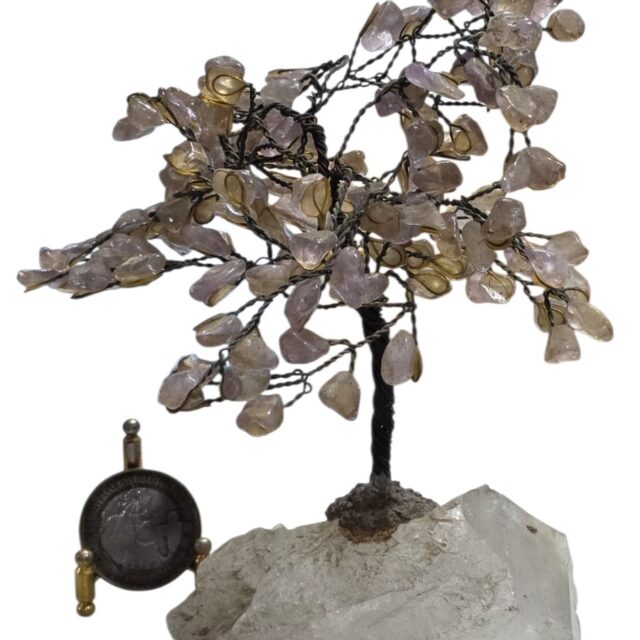 Escultura artesanal de uma árvore da felicidade