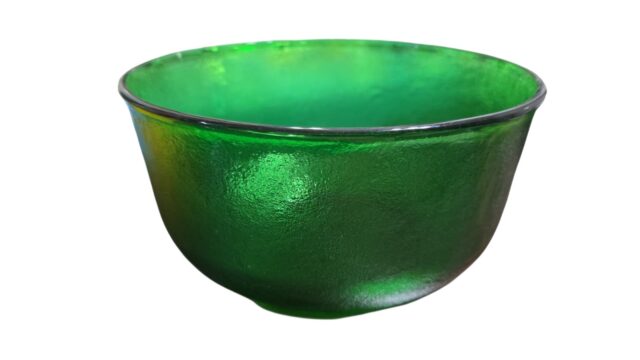 Antigo e grande bowl em verde imperial