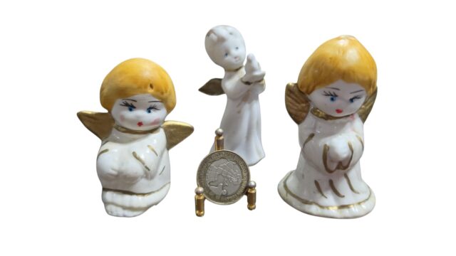 Trio de anjos de porcelana pintados a mão