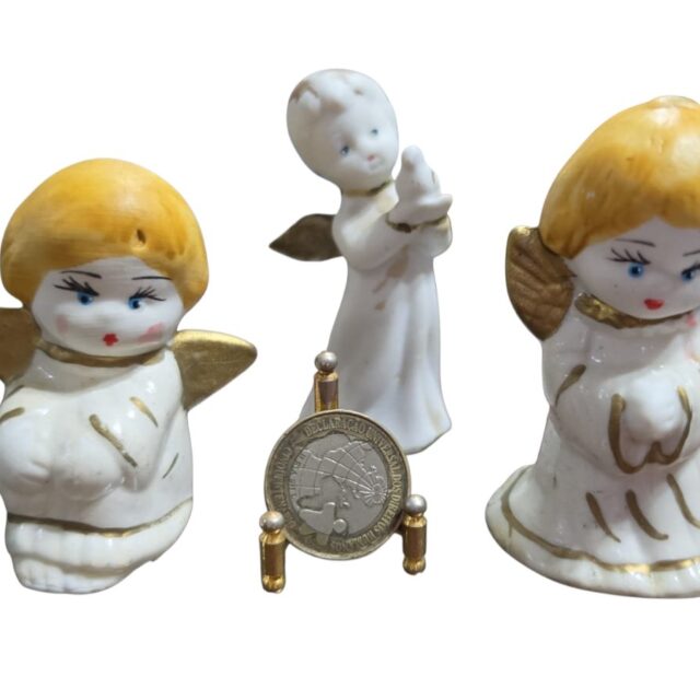 Trio de anjos de porcelana pintados a mão