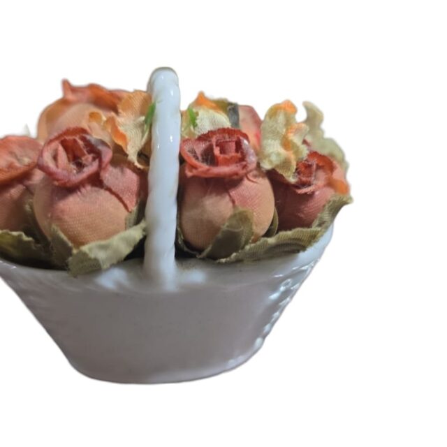 Cestinha de porcelana Teixeira com arranjo artificial