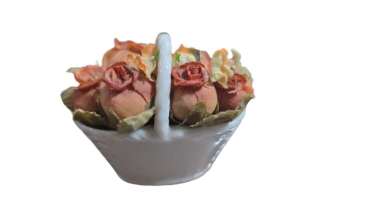 Cestinha de porcelana Teixeira com arranjo artificial