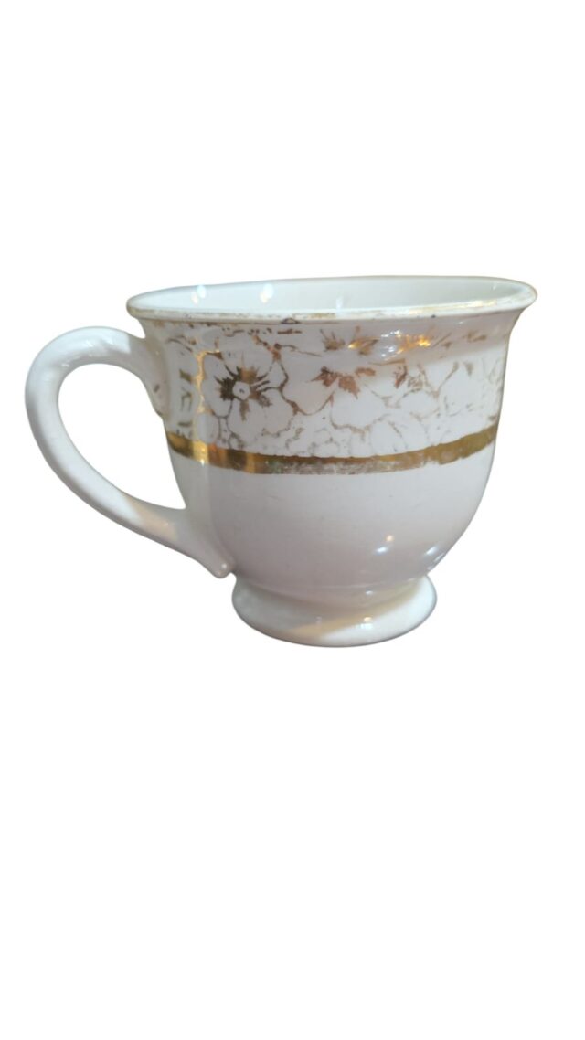 Antiga e elegante xícara de café com dourações 22K