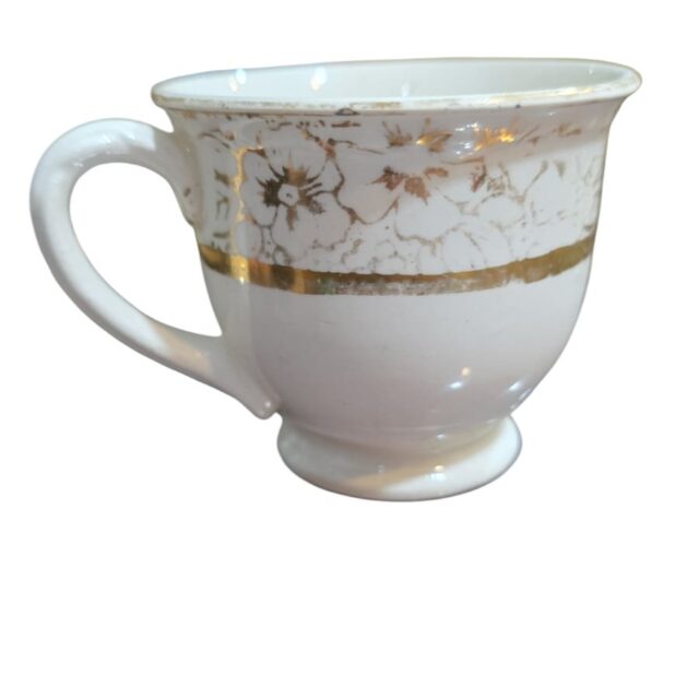 Antiga e elegante xícara de café com dourações 22K