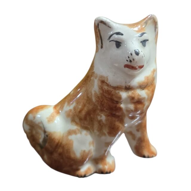 Antiga escultura de cachorro de cerâmica, pintado a mão