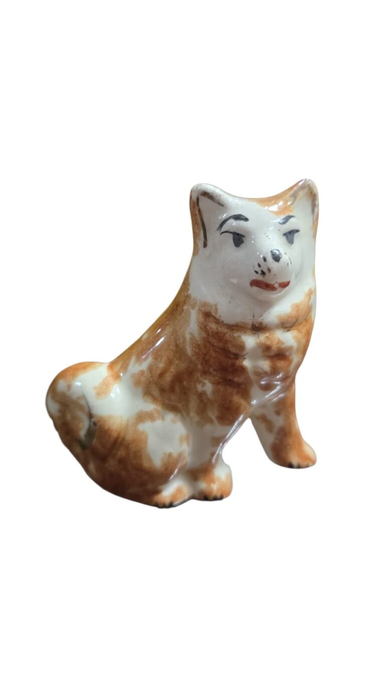 Antiga escultura de cachorro de cerâmica, pintado a mão